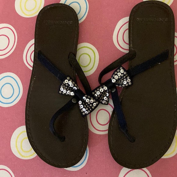 abercrombie Kids Bow Flip Flops Fits Women’s Size 6 - Picture 1 of 6
